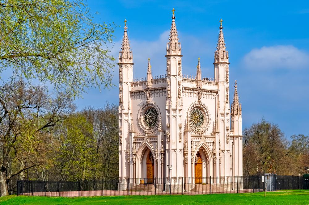 Петергоф закрыл сады и парки 23 апреля из-за сильного ветра