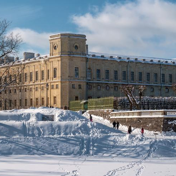 Автобусная экскурсия «Новогодняя кутерьма в Гатчине» с посещением ярмарки, Покровского и Павловского соборов со скидкой до 64%