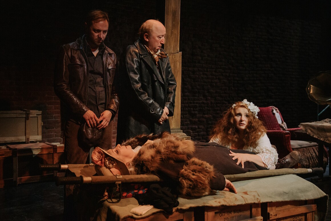 Спектакль «Как пришить старушку» с Юлией Куварзиной и Ольгой Волковой ...