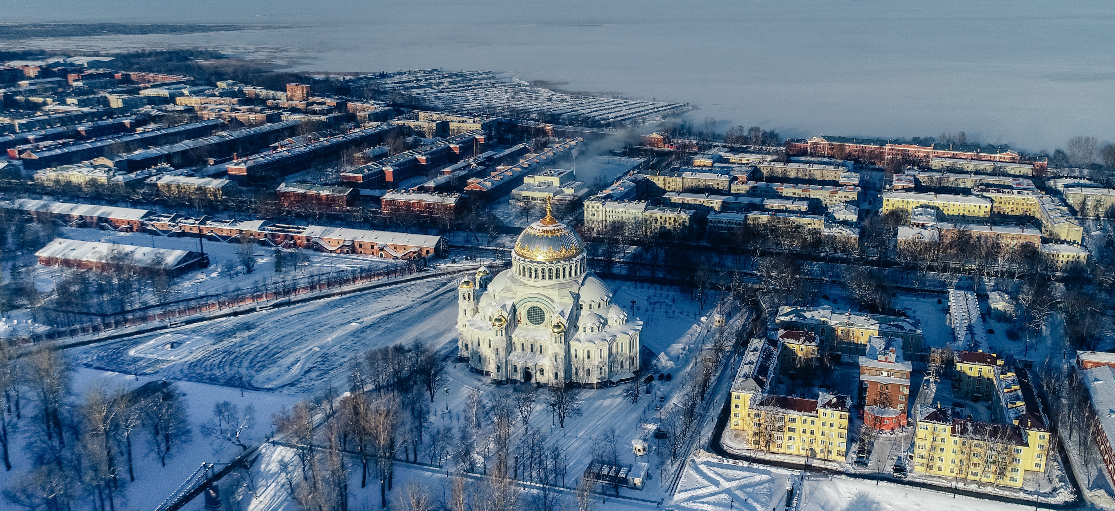 Эксклюзивный тур «Петергоф — Кронштадт» со скидкой 44%