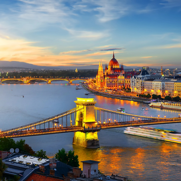 Пешеходная экскурсия «Вечерний Будапешт с Будайской крепости» Пешеходная экскурсия «Вечерний Будапешт с Будайской крепости»