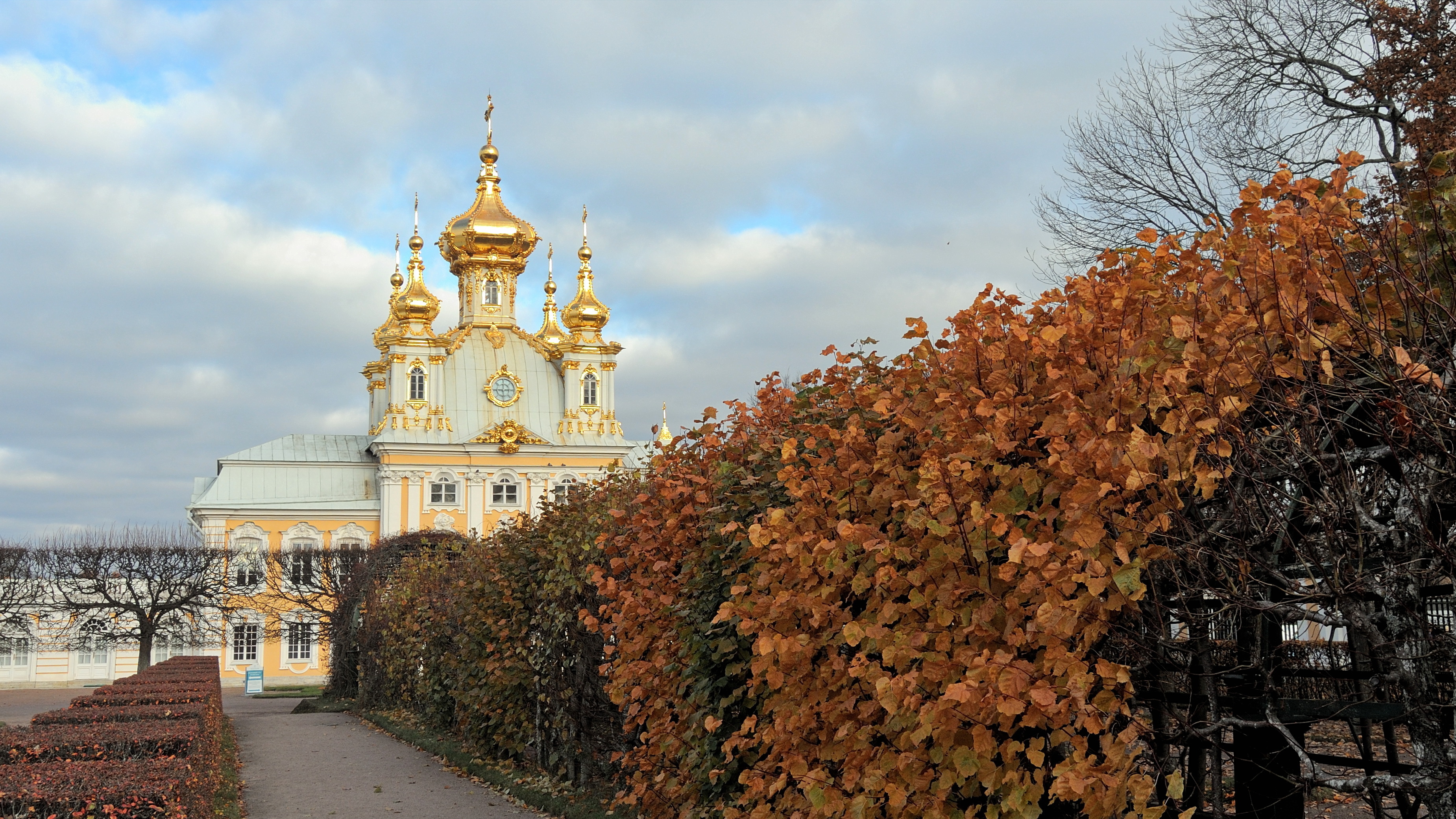 Автобусная экскурсия в Петергоф «Подвиг возрождения» с посещением Нижнего парка Автобусная экскурсия в Петергоф «Подвиг возрождения» с посещением Нижнего парка со скидкой до 28%