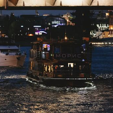 Прогулка по Москве-реке на дизайнерском теплоходе «Морис» от Крымского моста