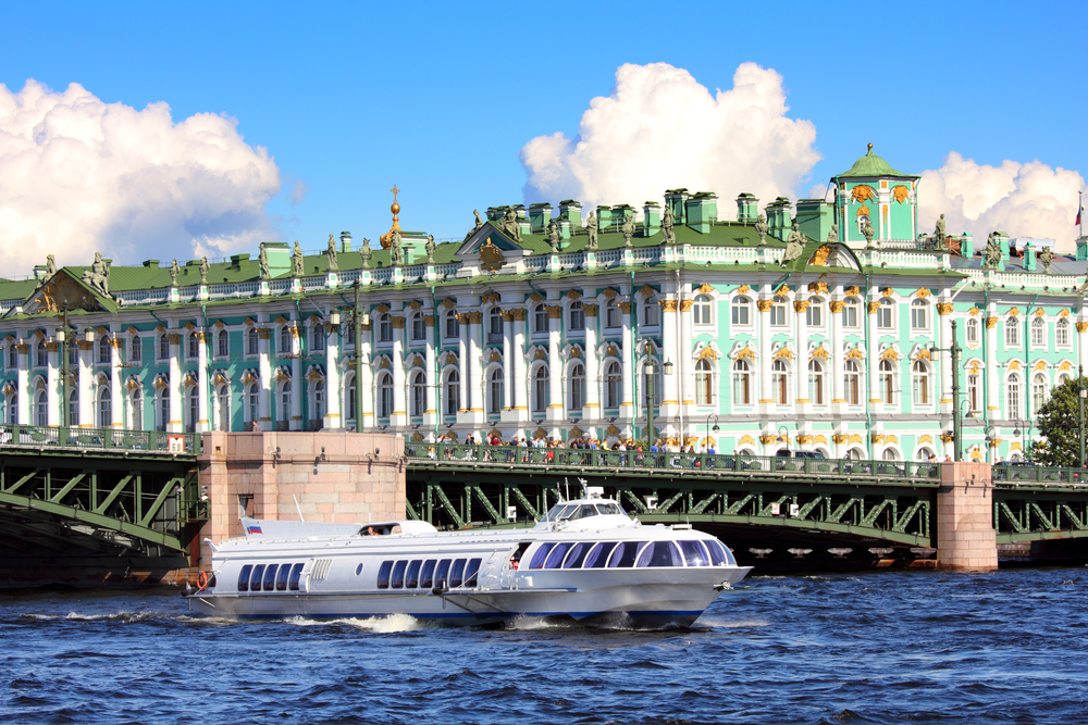 Прогулка на теплоходе «Столичный» вокруг Петроградской стороны со скидкой до 30%