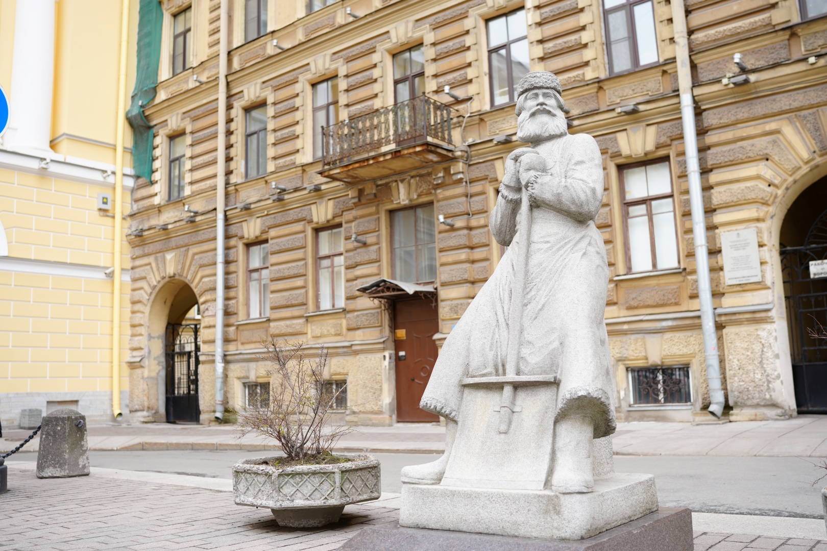 Памятник дворнику на площади Островского