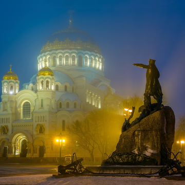Новогодняя экскурсия в Кронштадт с просмотром светового шоу Новогодняя экскурсия в Кронштадт с просмотром светового шоу со скидкой до 28%