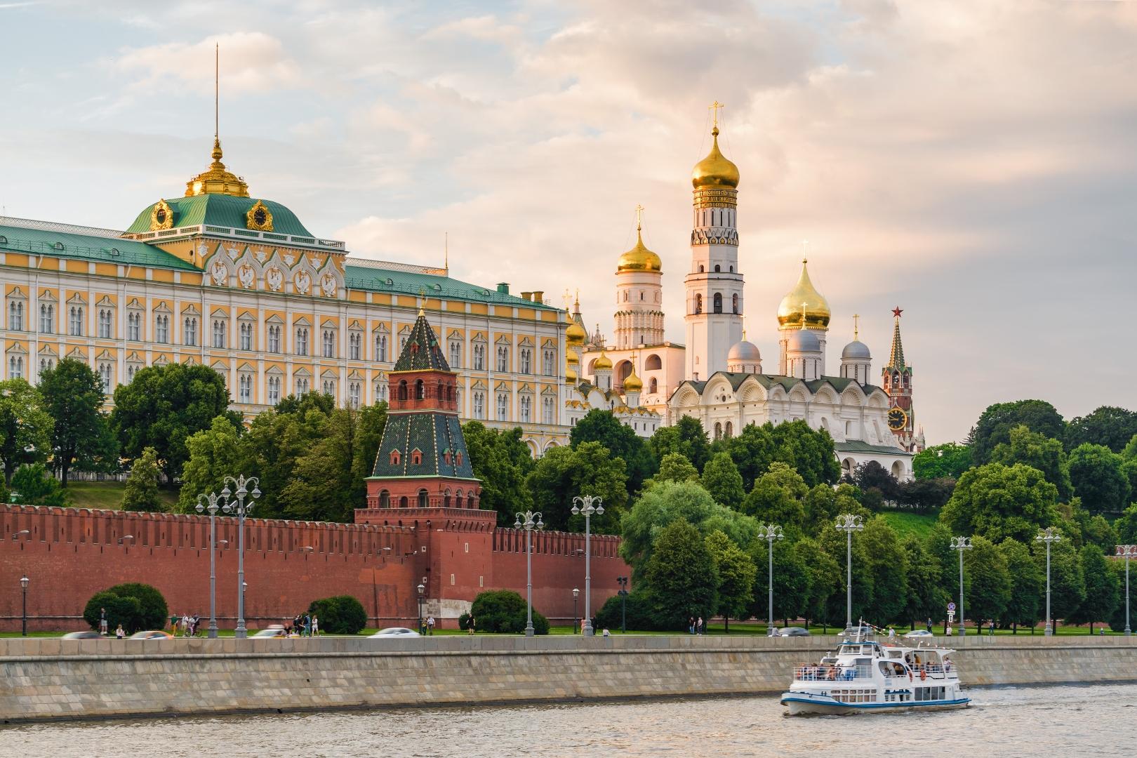 Речная прогулка по центру Москвы на панорамном теплоходе с обедом или ужином со скидкой до 50%