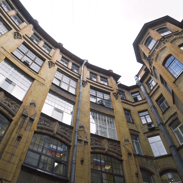 Индивидуальная экскурсия «Открывая Петербург: витражи парадных, лабиринты дворов и романтика крыш» со скидкой 30%