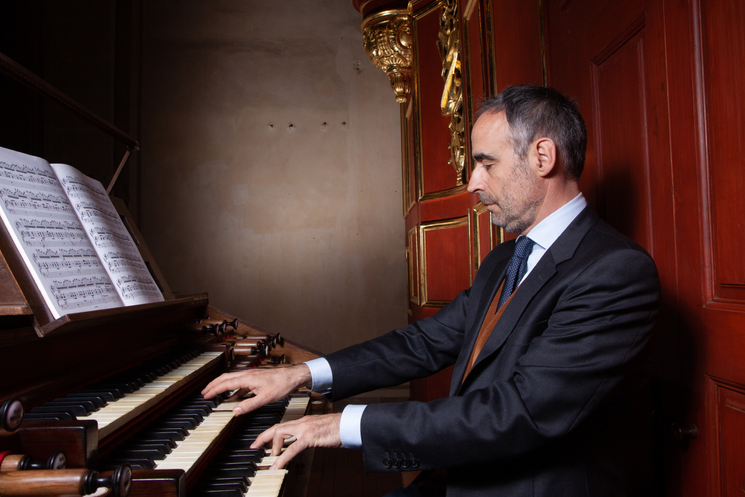 Органный концерт Анри Омьера с видеопроекцией интерьеров европейских соборов