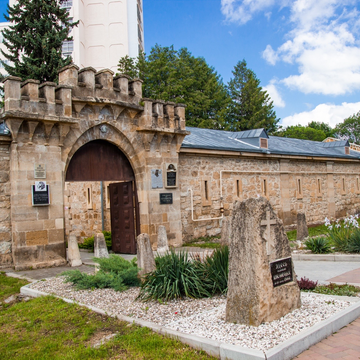 Автобусная экскурсия по Кисловодску «Два ущелья и "Замок коварства и любви"» со скидкой 20%