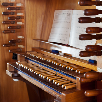 Концерт «Космос Баха и музыка французских соборов при свечах» Концерт «Космос Баха и музыка французских соборов при свечах» со скидкой 50%