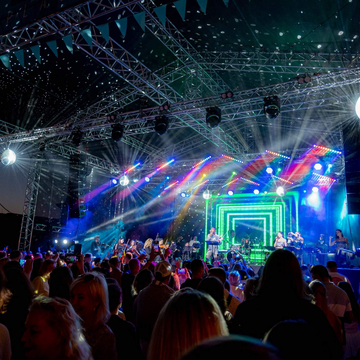 Мировые поп-хиты на крыше с симфоническим оркестром Мировые поп-хиты на крыше с симфоническим оркестром со скидкой 35%