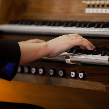 Органный концерт при свечах «От Баха до Циммера» со скидкой 30%