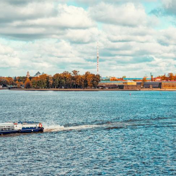 Берега Невы — круиз на двухпалубном теплоходе до Финского залива и обратно Берега Невы — круиз на двухпалубном теплоходе до Финского залива и обратно со скидкой до 67%