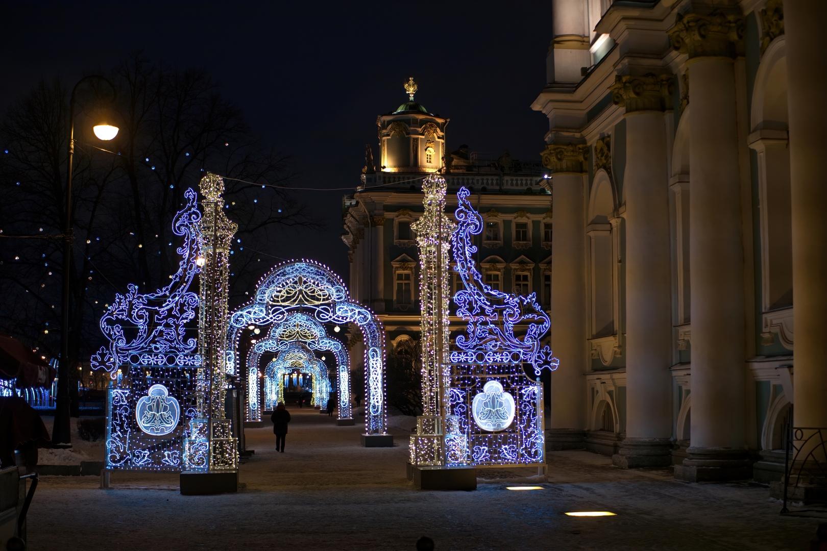 Новый год в Петербурге отметят без салюта, Деда Мороза на Дворцовой и светового шоу