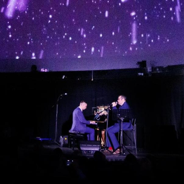 Джазовый концерт «Легендарные голоса Британии» в Планетарии со скидкой 30%