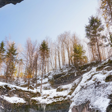 Однодневный тур «День в сердце Карелии: Рускеала, хаски, северные олени и царство водопадов» со скидкой 54%