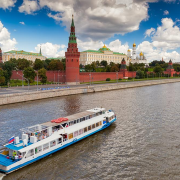 Кремлевская обзорная прогулка на теплоходе от Воробьёвых гор со скидкой 50%