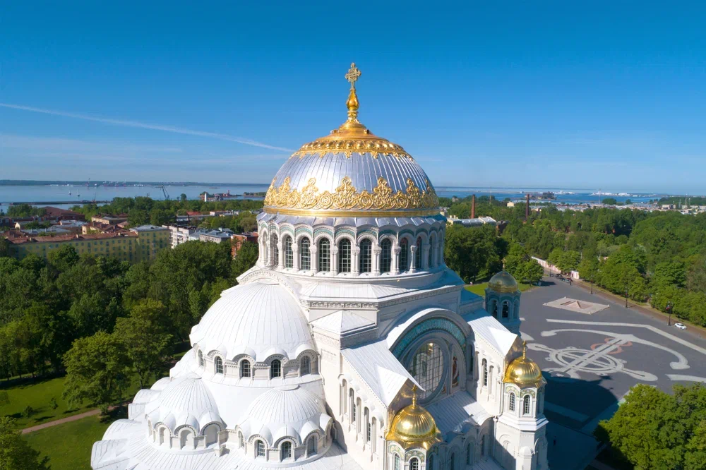 Длительная экскурсия «Петергоф – Кронштадт» со скидкой 44%