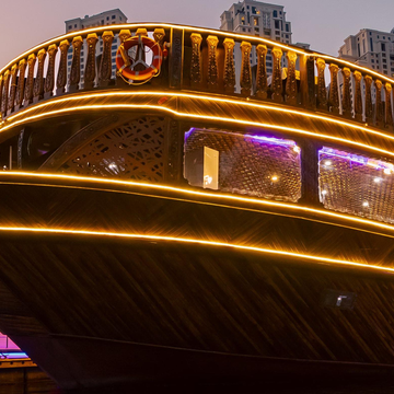 Вечерний круиз с ужином на арабской лодке в Дубае из Шарджи Вечерний круиз с ужином на арабской лодке в Дубае из Шарджи