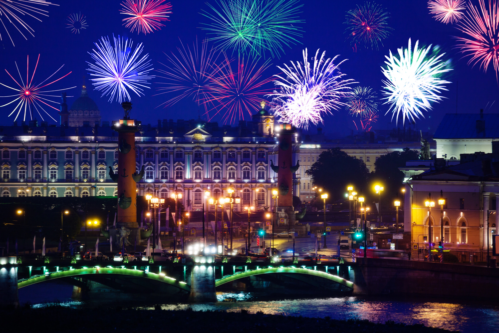 Прогулка на двухпалубном теплоходе с живой музыкой в День Победы со скидкой 40%