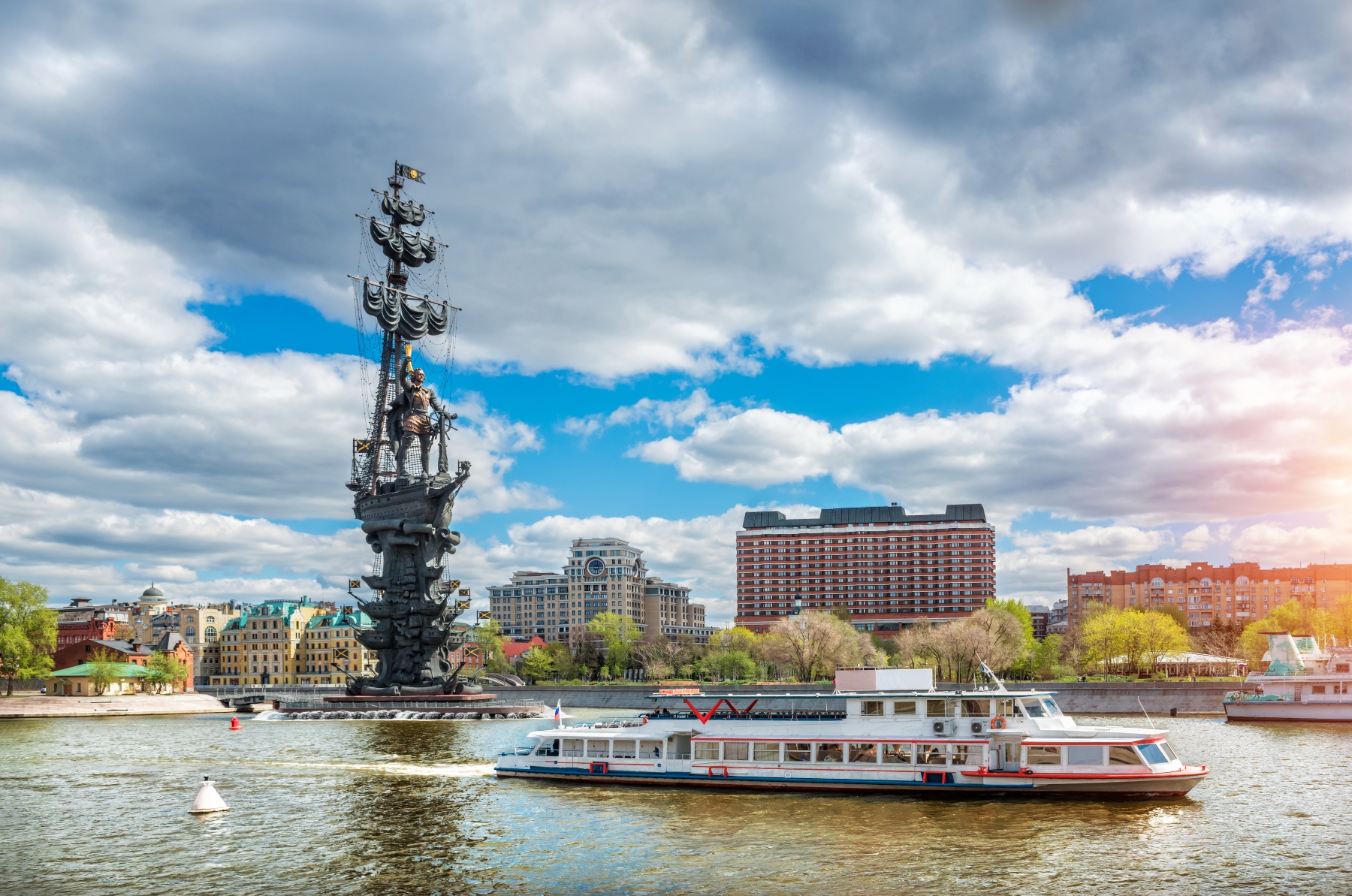 Обзорный круиз по Москве-реке на теплоходах «Алексия» и «Августина» со скидкой 50%