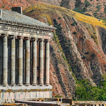 Автобусная экскурсия в храм Гарни и монастырь Гегард со скидкой до 38%