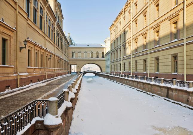 Спектакль с Ниной Усатовой, фестиваль китайских фонариков, винтажный маркет: куда сходить в Петербурге с 20 по 23 февраля