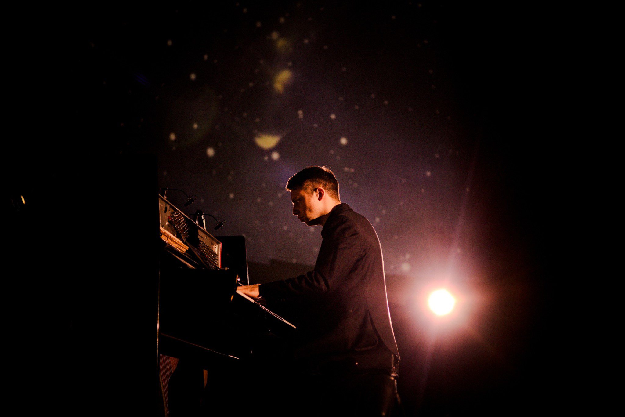 Концерт «Рояль в темноте. Рок под звездами» в Планетарии со скидкой 30%