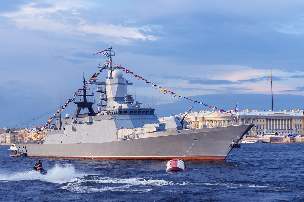 Прогулка на однопалубном теплоходе с обзором военных кораблей со скидкой 58%