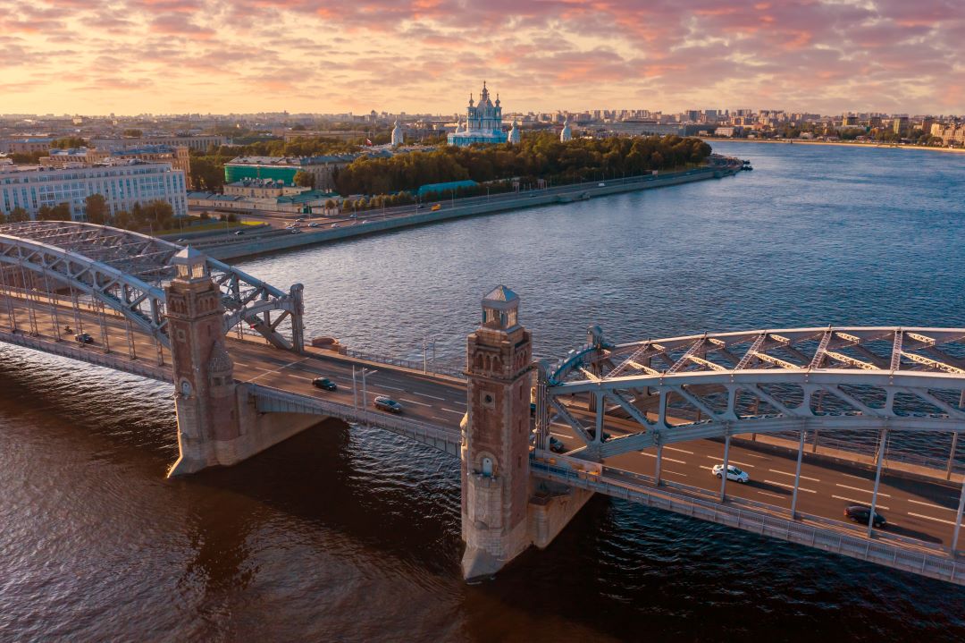 Речная прогулка «Весь исторический центр Петербурга от Финляндского моста до Морского фасада» с экскурсией со скидкой до 66%
