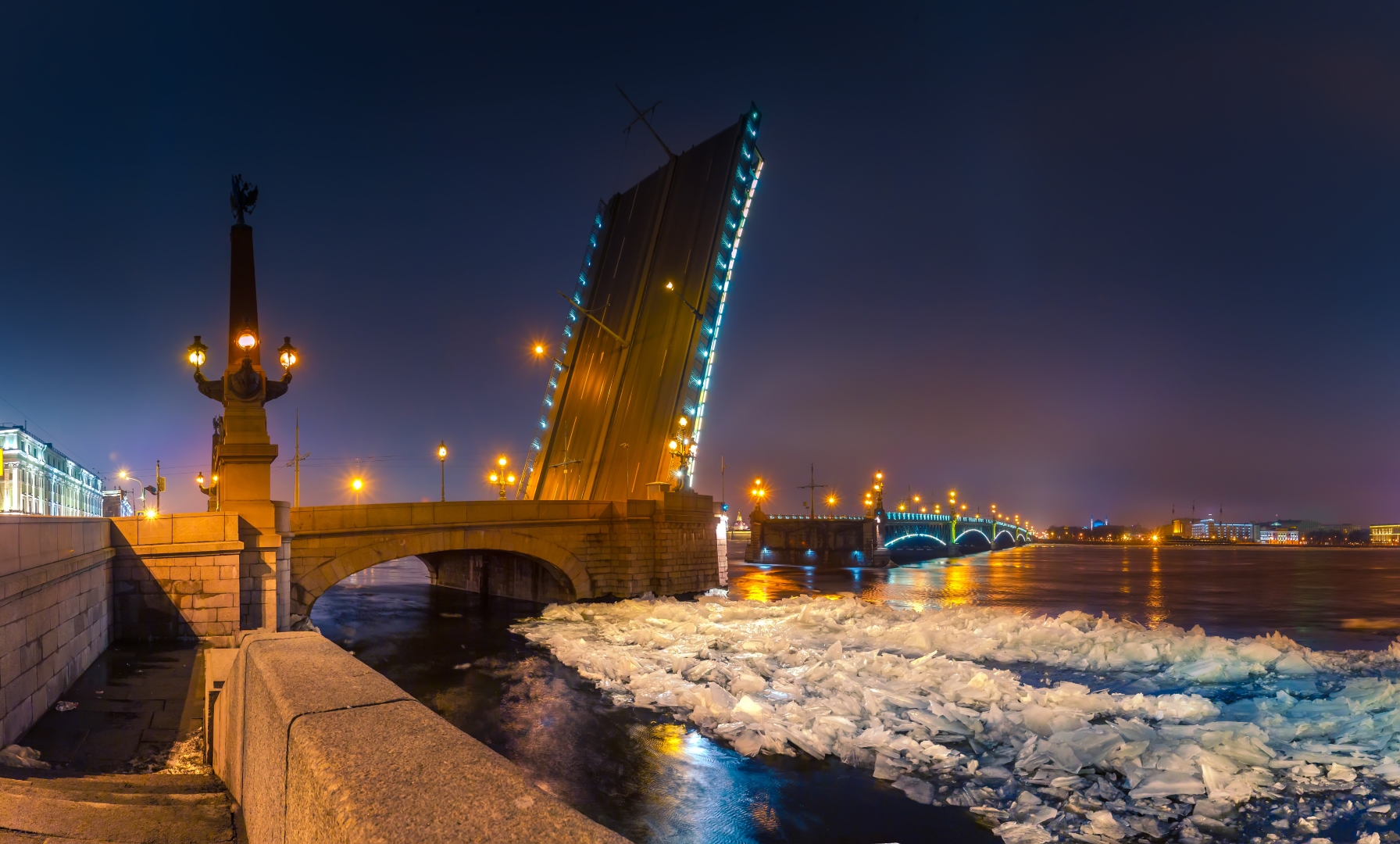 Аудиоэкскурсия «Разводные мосты глазами петербуржца: ночная прогулка по городу»