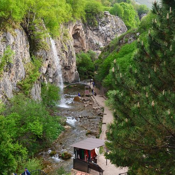 Экскурсия «Медовые водопады, ферма Альпак и Чайный домик» Экскурсия «Медовые водопады, ферма Альпак и Чайный домик» со скидкой 20%