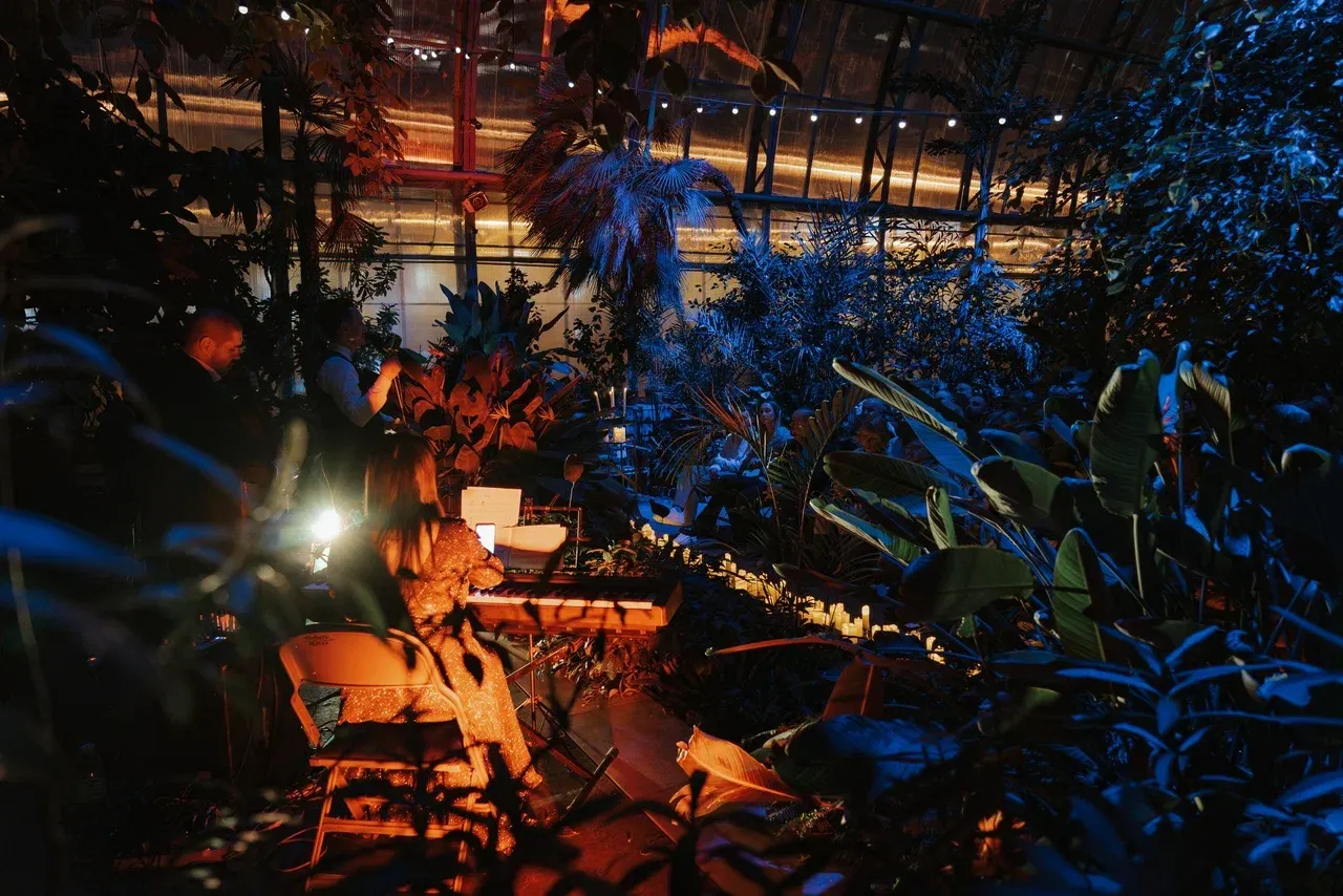 Концерт при свечах «Уитни Хьюстон трибьют» в Оранжерее Таврического сада Концерт при свечах «Уитни Хьюстон трибьют» в Оранжерее Таврического сада со скидкой 30%