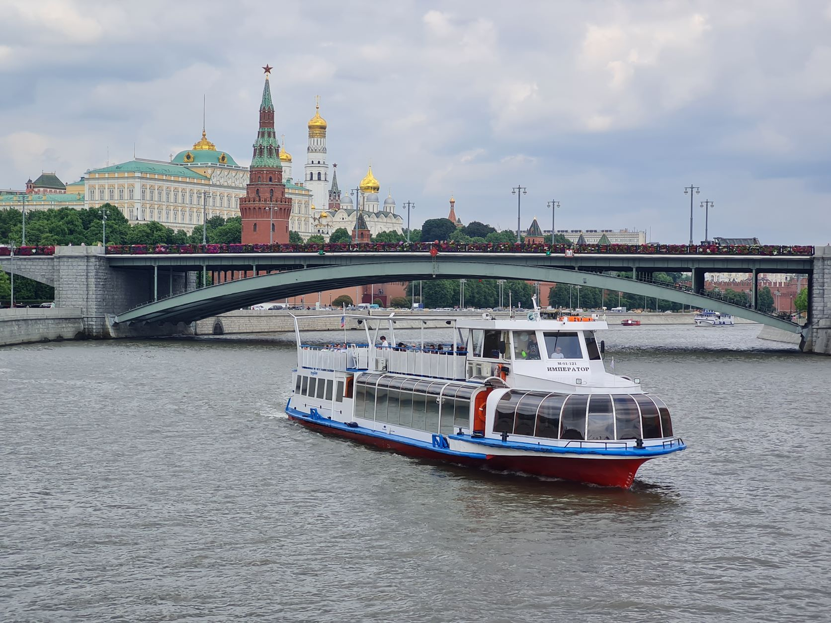 Речная прогулка на панорамном теплоходе «Император» с аудиогидом по всему центру Москвы от Киевского вокзала до парка «Зарядье»