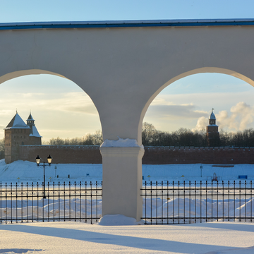 Пешеходная экскурсия «Истории Новгородского Кремля» Пешеходная экскурсия «Истории Новгородского Кремля» со скидкой до 22%