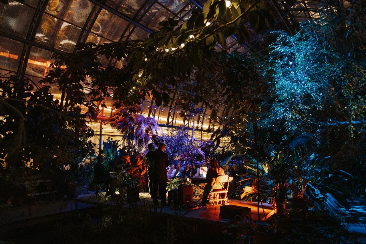 Концерт при свечах «ZAZ Tribute» в Оранжерее Таврического сада со скидкой 30%