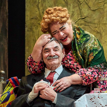 Спектакль «Любовь — не картошка, не выбросишь в окошко» с Ниной Усатовой и Александром Панкратовым-Чёрным Спектакль «Любовь — не картошка, не выбросишь в окошко» с Ниной Усатовой и Александром Панкратовым-Чёрным