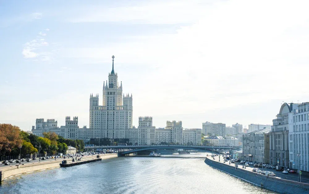 Прогулка на теплоходе по Москве-реке с обедом от причала «Китай-город» и обратно со скидкой 50%