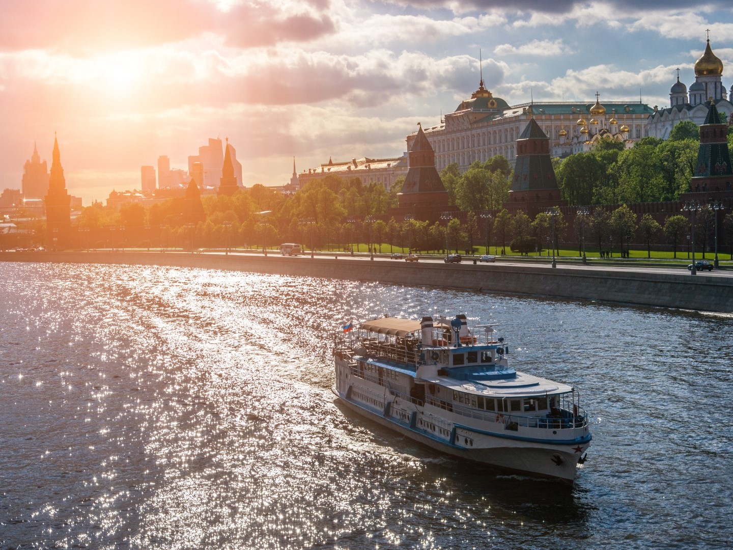 Прогулка по Москве-реке «Весь центр столицы» на теплоходе со скидкой 50%
