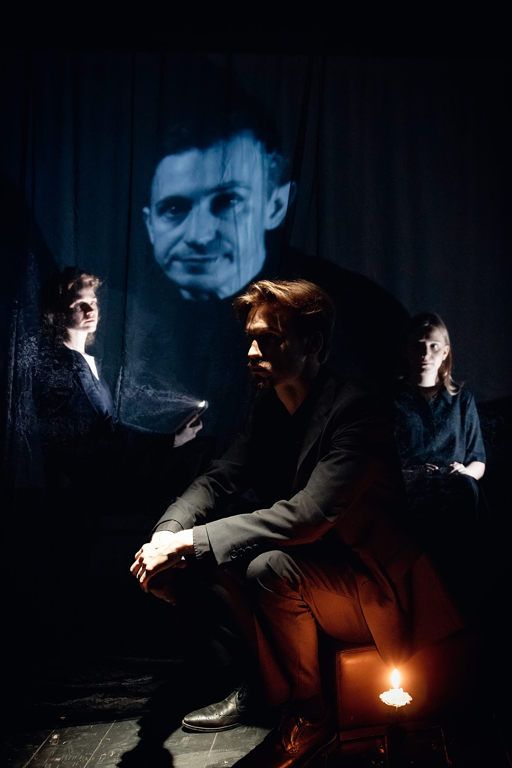 Спектакль «Лицо сестры в сиянии стекла» Спектакль «Лицо сестры в сиянии стекла»