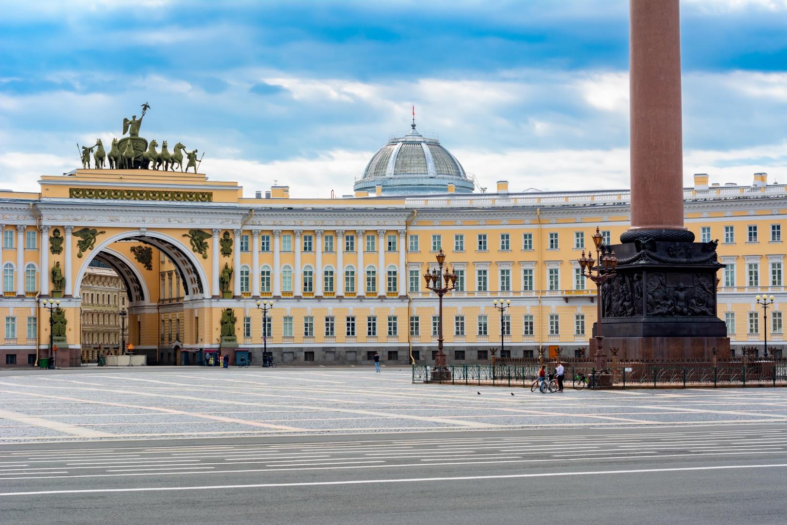 Интерактивная экскурсия с виртуальным гидом «Легенды Санкт-Петербурга» со скидкой 50%