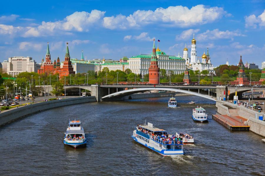 Прогулка на теплоходе по Москве-реке с ланчем от причала «Воробьёвы горы» со скидкой 50%
