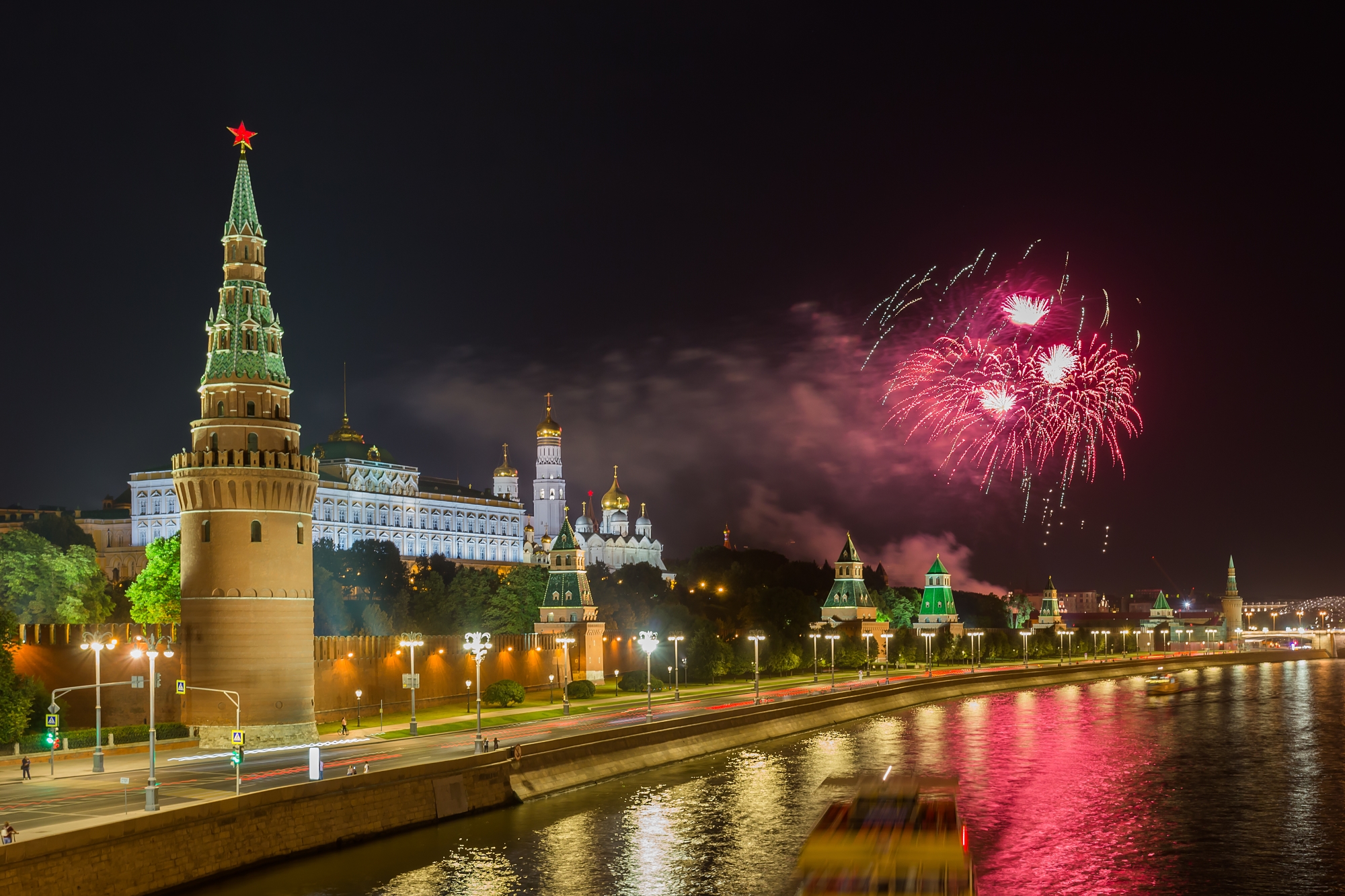 Прогулка на теплоходе «Алексия» в День города с живой музыкой, ужином и просмотром салюта со скидкой 30%