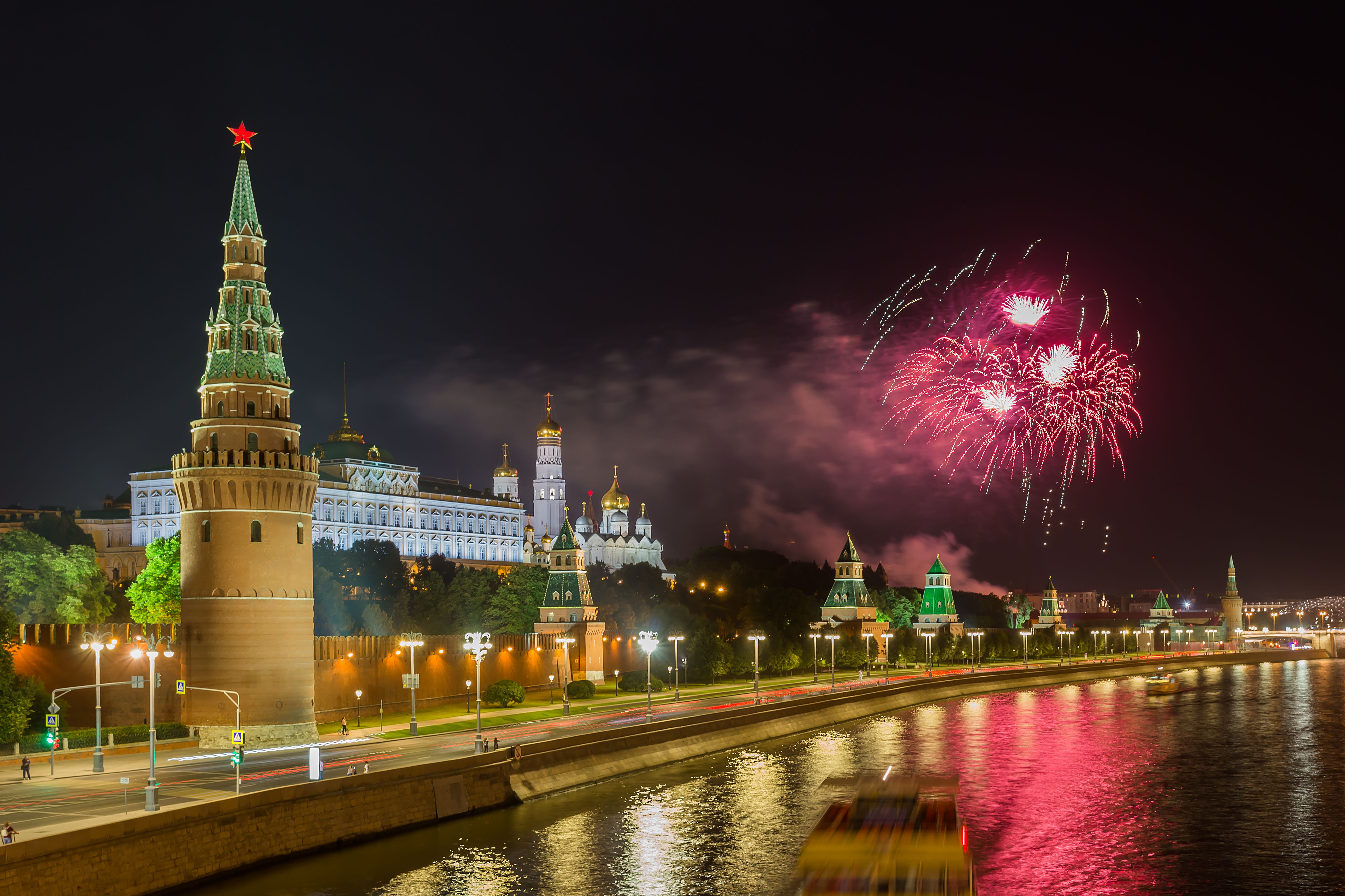 Прогулка на теплоходе «Вдохновение» с просмотром салюта в честь Дня города со скидкой 50%