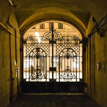 Аудиоэкскурсия «Потайной Петербург: прогулка за парадными фасадами» Аудиоэкскурсия «Потайной Петербург: прогулка за парадными фасадами»