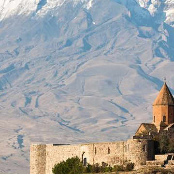 Автобусная экскурсия в монастырь Хор Вирап, монастырь Нораванк и винный завод Арени со скидкой до 38%