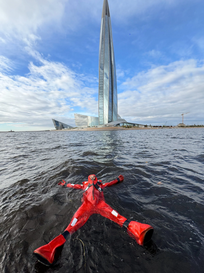 Центр ледового плавания в гидрокостюмах