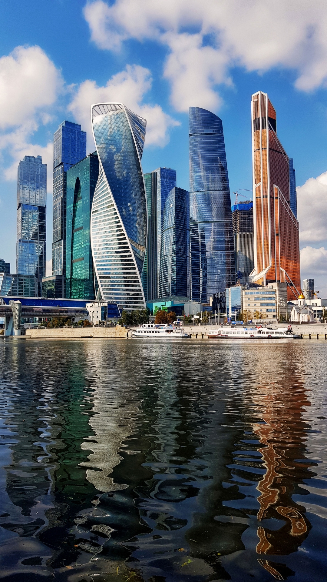 Речная прогулка «Огни небоскрёбов Premium» от Парка культуры с прохождением Москва-Сити со скидкой 50%
