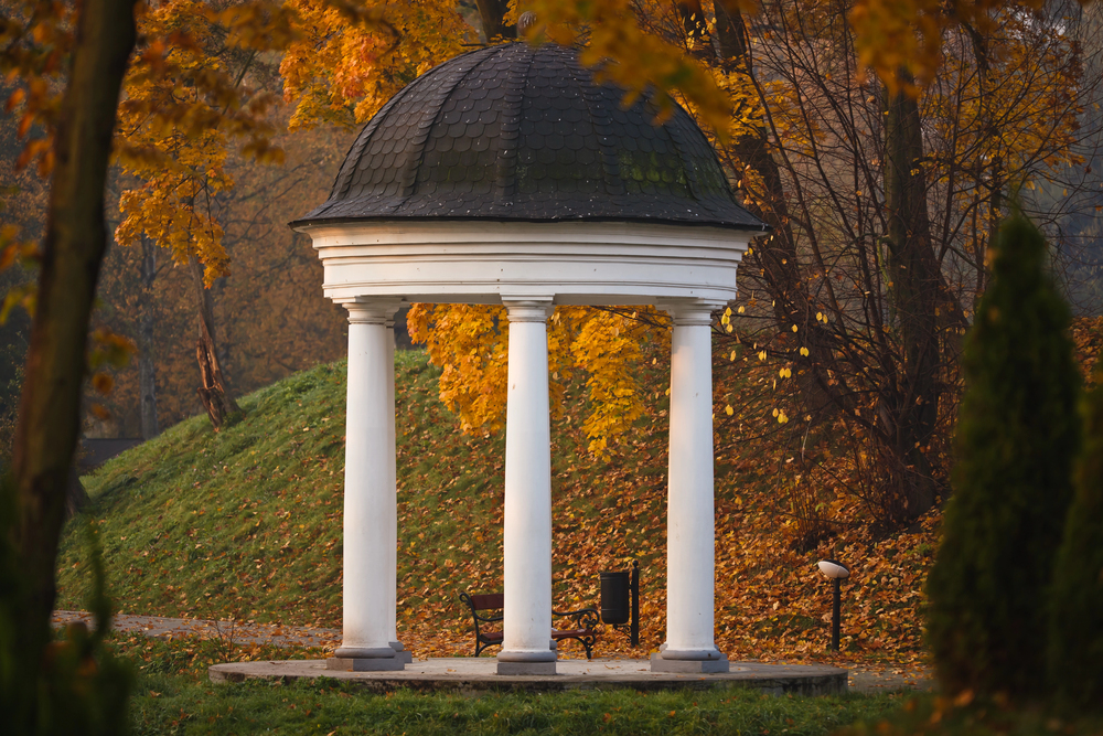 Пешеходная экскурсия «Тайны Амалиенау: рот лягушки, бычий глаз и удар хлыста» Пешеходная экскурсия «Тайны Амалиенау: рот лягушки, бычий глаз и удар хлыста»